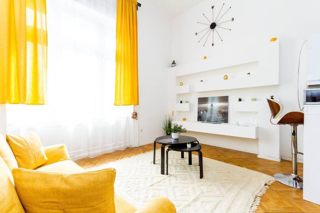 Bright Design Riverside Studio By Nw Budapest Bagian luar foto