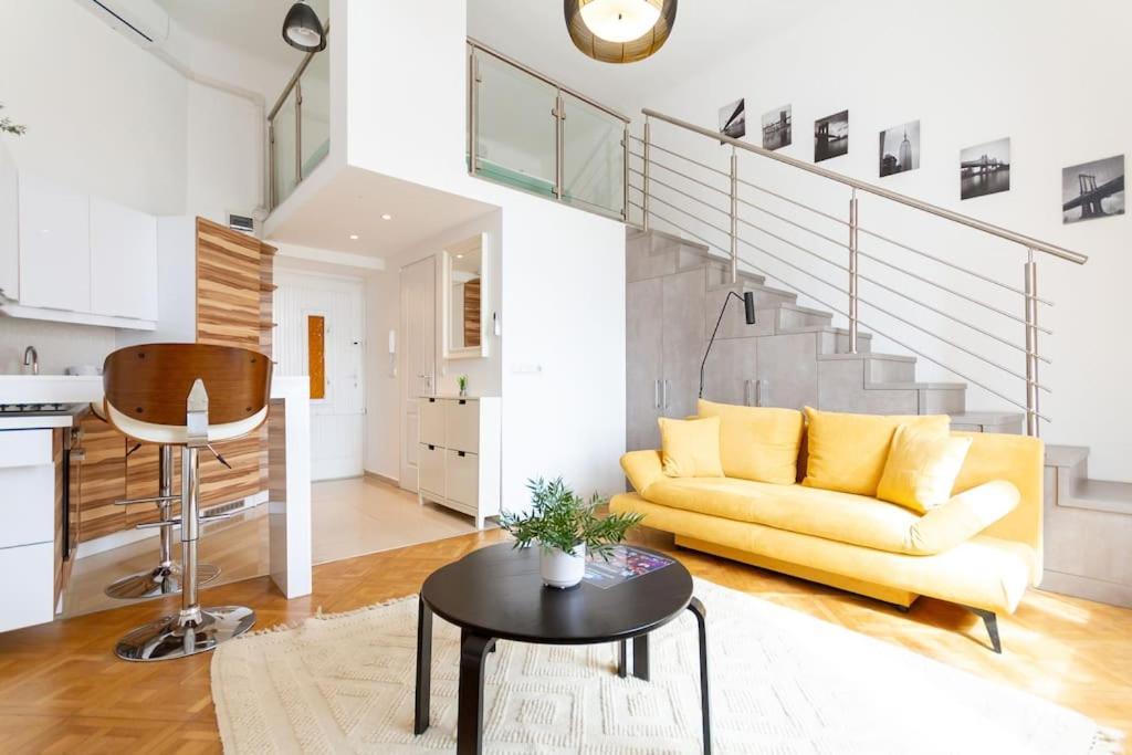 Bright Design Riverside Studio By Nw Budapest Bagian luar foto