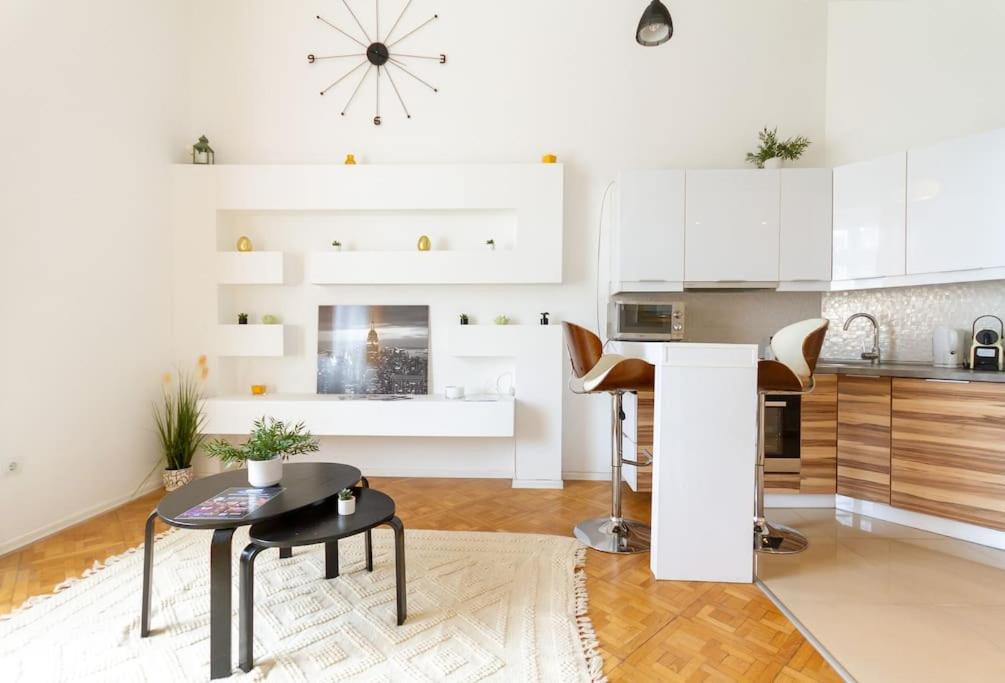 Bright Design Riverside Studio By Nw Budapest Bagian luar foto